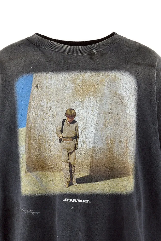SAINT Mxxxxxx × STAR WARS SW_LS TEE /DARTHVADER/BLK Star Wars co-branded model Darth Vader/Anakin Skywalker distressed long sleeves washed black S-XL The print comes from "Anakin Skywalker" in "STAR WARS Episode I/The Phantom Menace" The impressive poster visual and the design of "Darth Vader" printed on the back The entire garment is hand-processed with dirt, washed with water, and printed with a distressed feel, which perfectly interprets the artistic specialty of NEW VINTAGE. In addition, the original co-branded main mark/wash mark/little angel anti-counterfeiting mark can be customized. It can be said that every detail of ZP is perfectly reproduced.